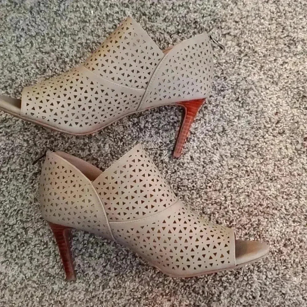 The Limited Taupe High Heels Size 9.5 - Picture 4 of 10